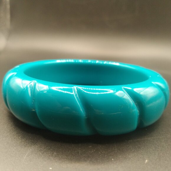 Vintage Carved Blue Banglle plastic bracelet - Picture 3 of 4